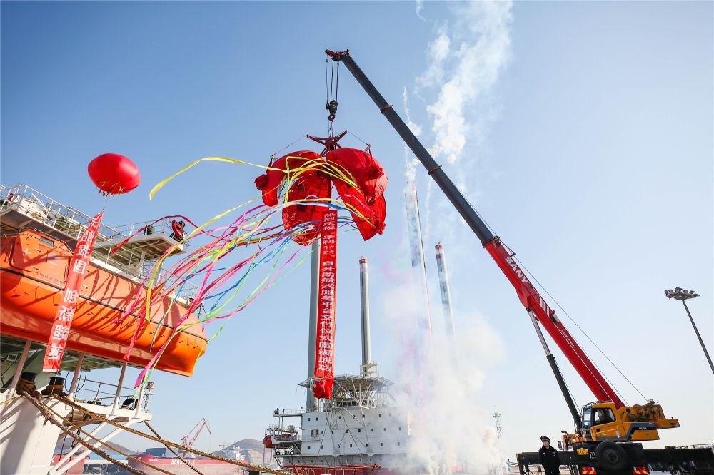 渤船重工建造的華科1號(hào)、2號(hào)自升助航式作業(yè)平臺(tái)命名交工
