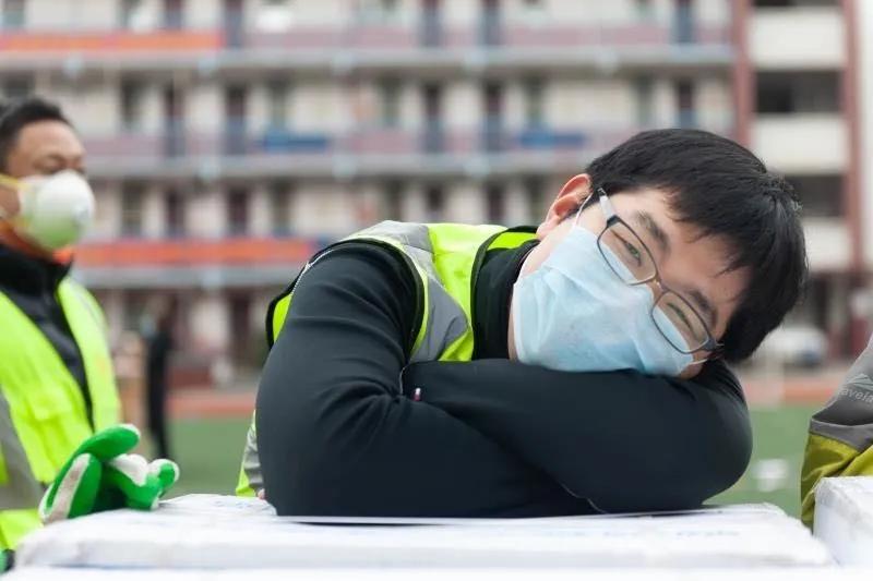 志愿者賈威：“累了，趴下歇會兒”